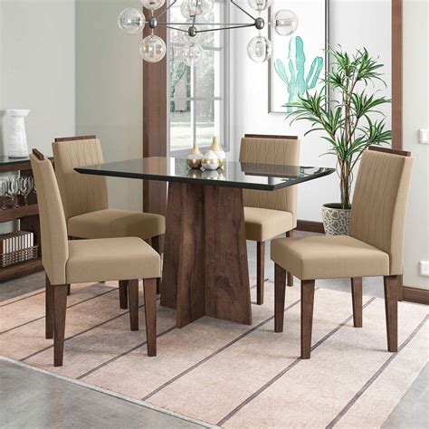 mesa com quatro cadeiras
